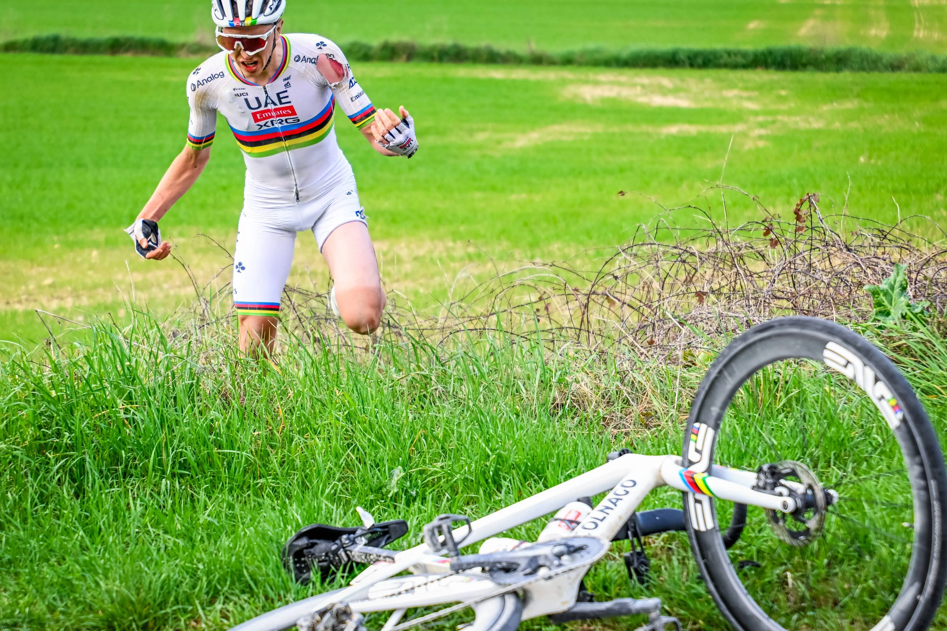 Tadej Pogacar brinca com a queda na Strade Bianche: "Na verdade, mostrei que sou uma merd*. Nunca mais vou fazer uma corrida de BTT, não é para mim"