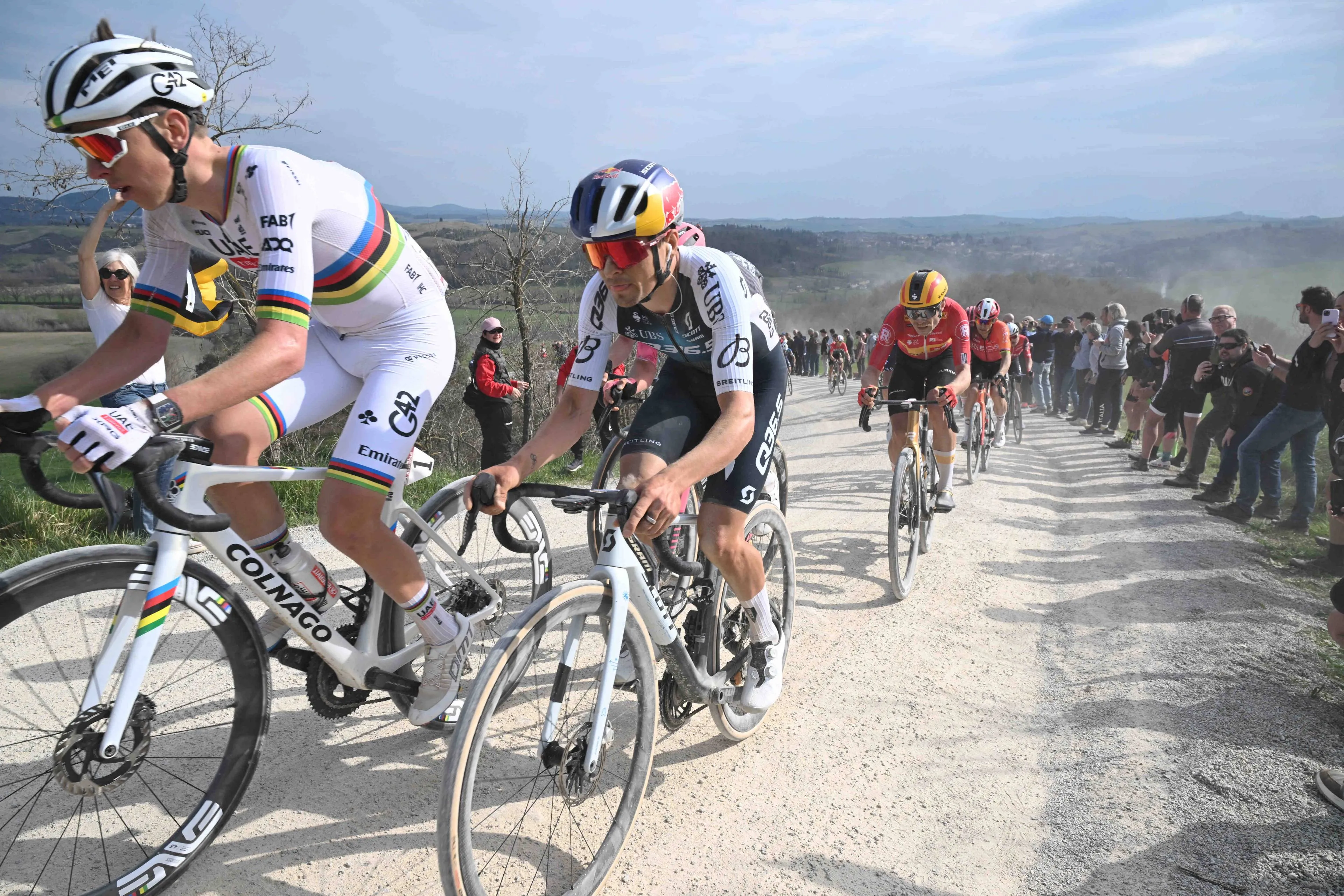 Tom Pidcock falou da sua corrida e da queda de Pogacar na Strade Bianche: "Ele cometeu um erro e não é assim que se deve ganhar vantagem numa corrida"