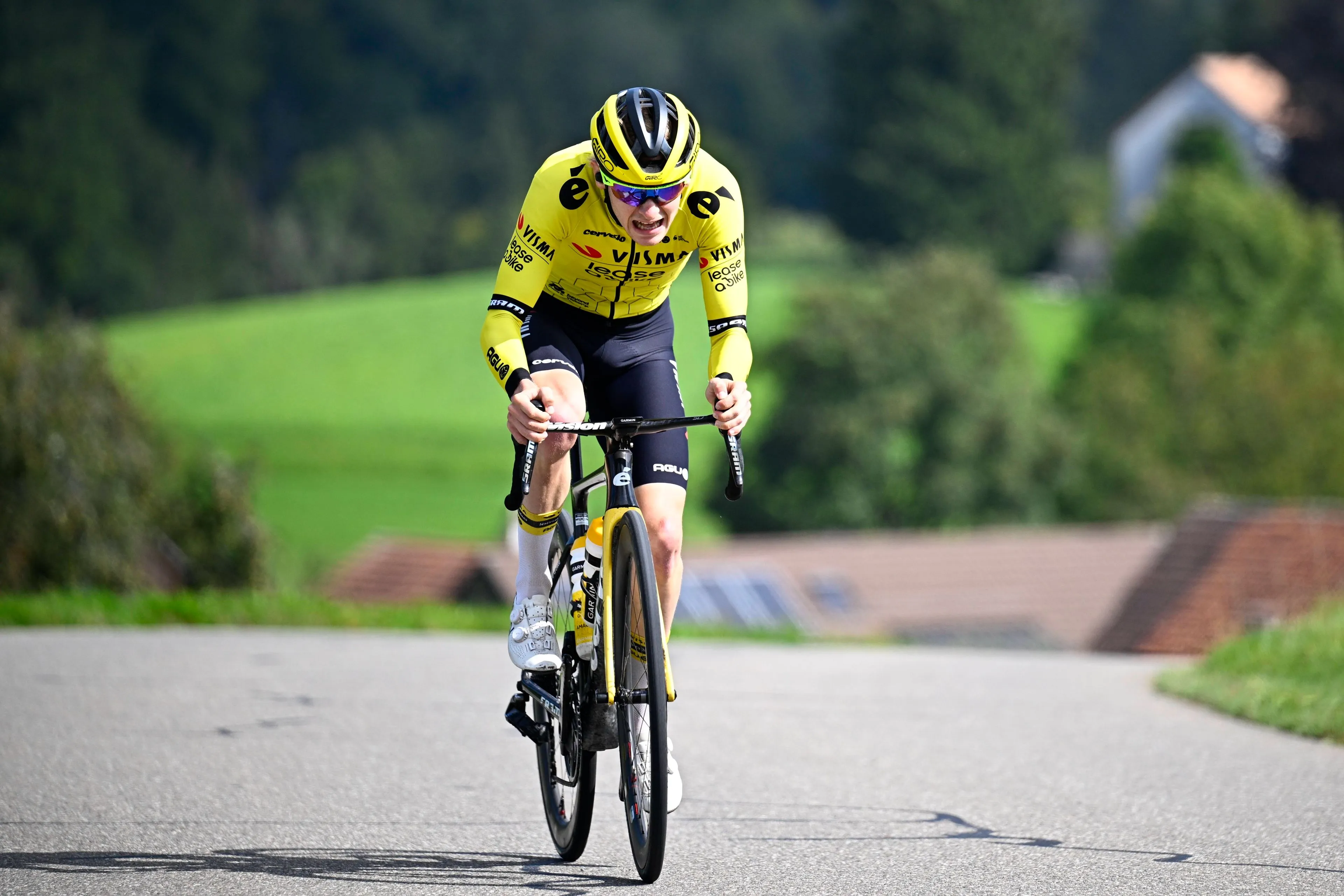 Um ciclista da Astana tem a sua temporada em risco devido a um pneumotórax, lesão identica à de Jonas Vingegaard no País Basco de 2024