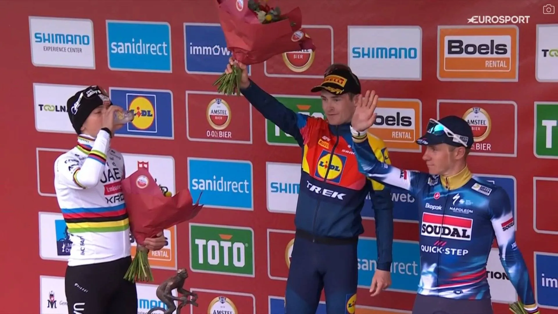 VÍDEO: Pogacar perde na meta, mas vence… na cerveja: momento divertido no pódio da Amstel Gold Race 2025