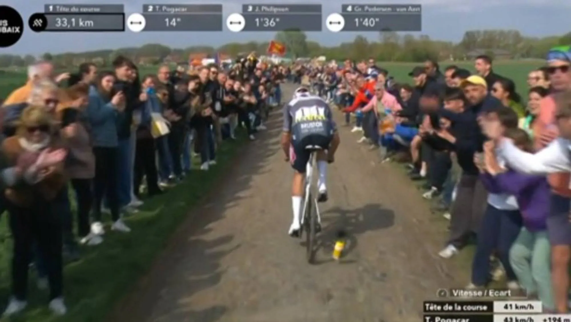 VÍDEO: Um "espectador" atira um bidão da Visma para a cara de Mathieu van der Poel na Paris-Roubaix