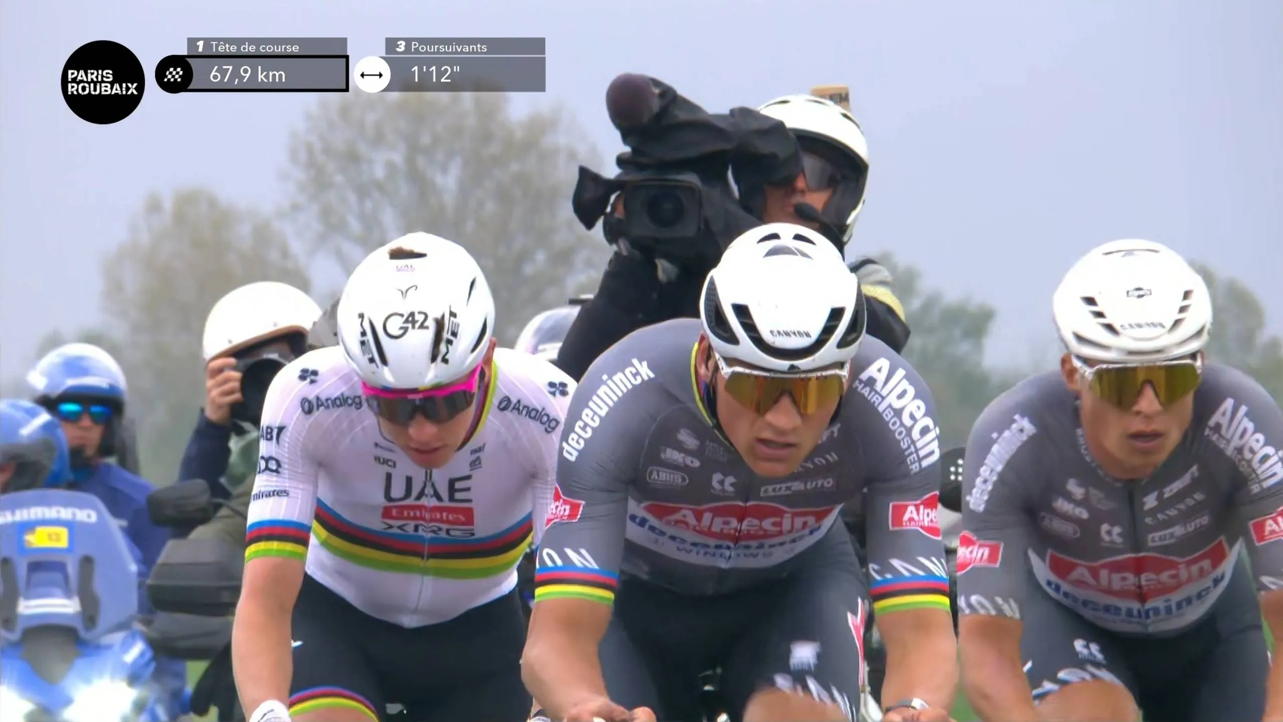 LIVEBLOG Paris-Roubaix 2025 | Pogacar and Van der Poel blast ahead as Pedersen punctures!