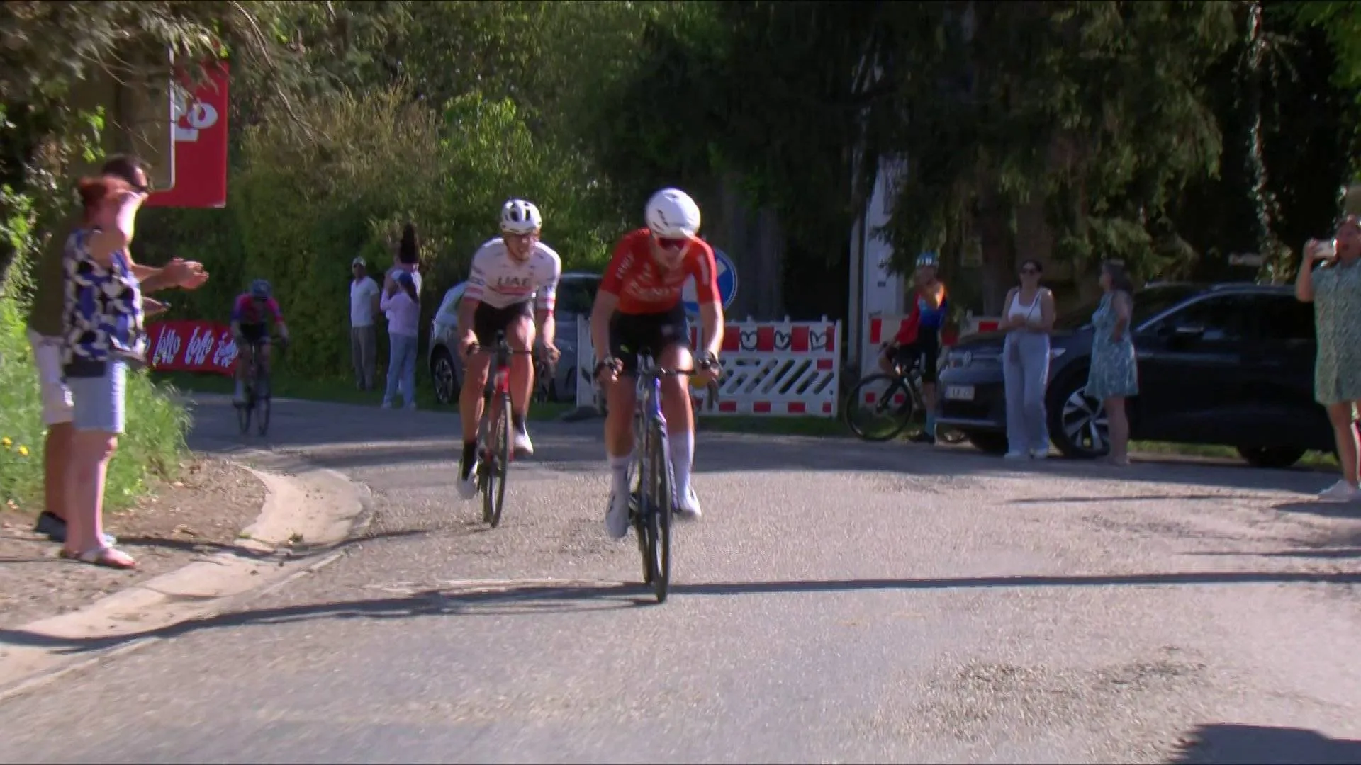 Pauliena Rooijakkers reage com humor após episódio insólito de adepto com camisola da UAE Team Emirates durante a Liège-Bastogne-Liège