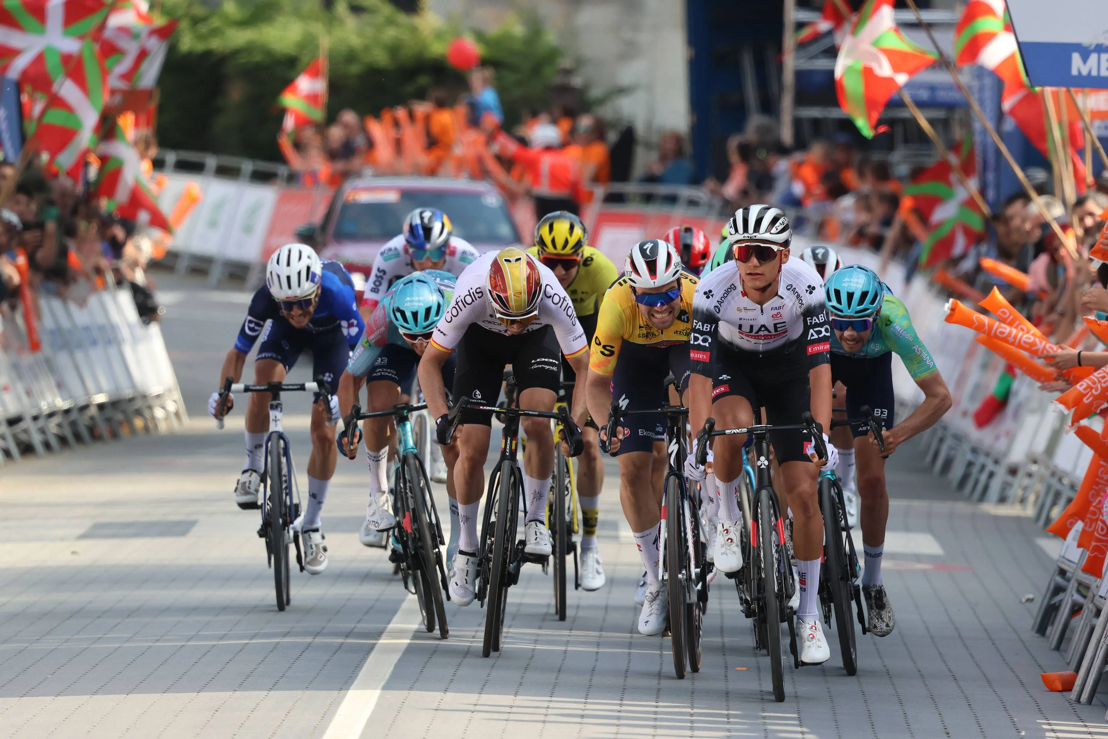 "I have to sleep upright, face up; I can barely move" - Despite consequences of recent crashes, Isaac del Toro makes it onto podium in stage 4 of Itzulia