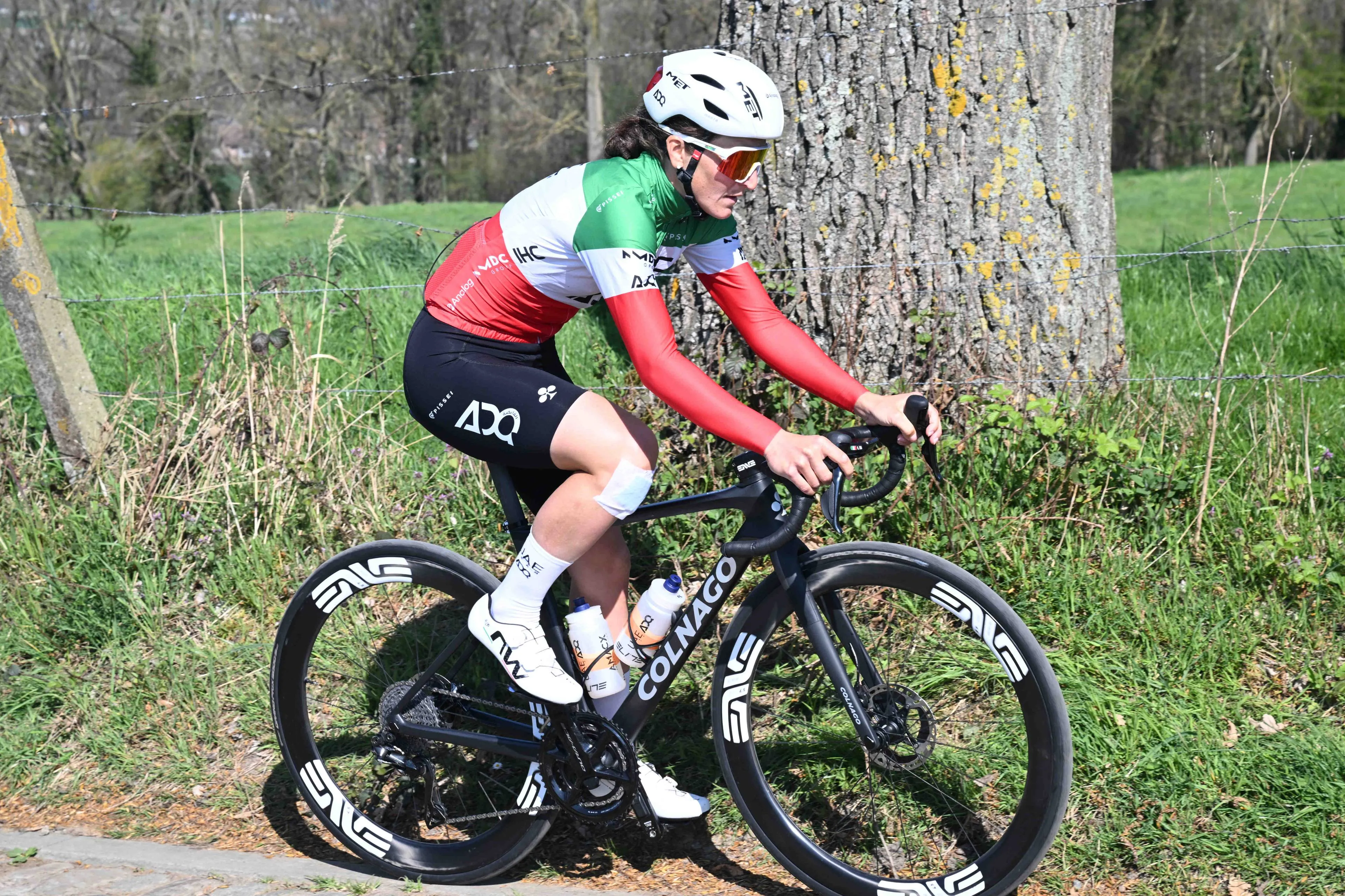Elisa Longo Borghini recebeu alta hospitalar após a queda na Flandres: "Está estável... o traumatismo craniano exige vários dias de repouso"