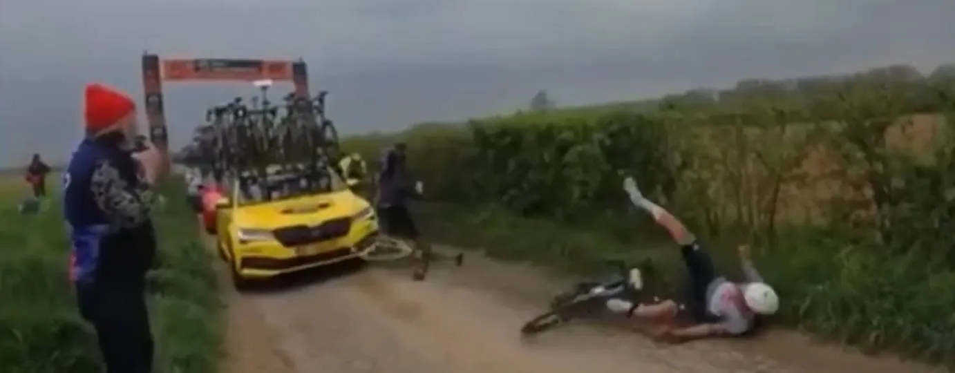 Vídeo: Mecânico da Visma provoca queda de gregário de Mathieu van der Poel, que vê a sua primavera terminada com uma fractura