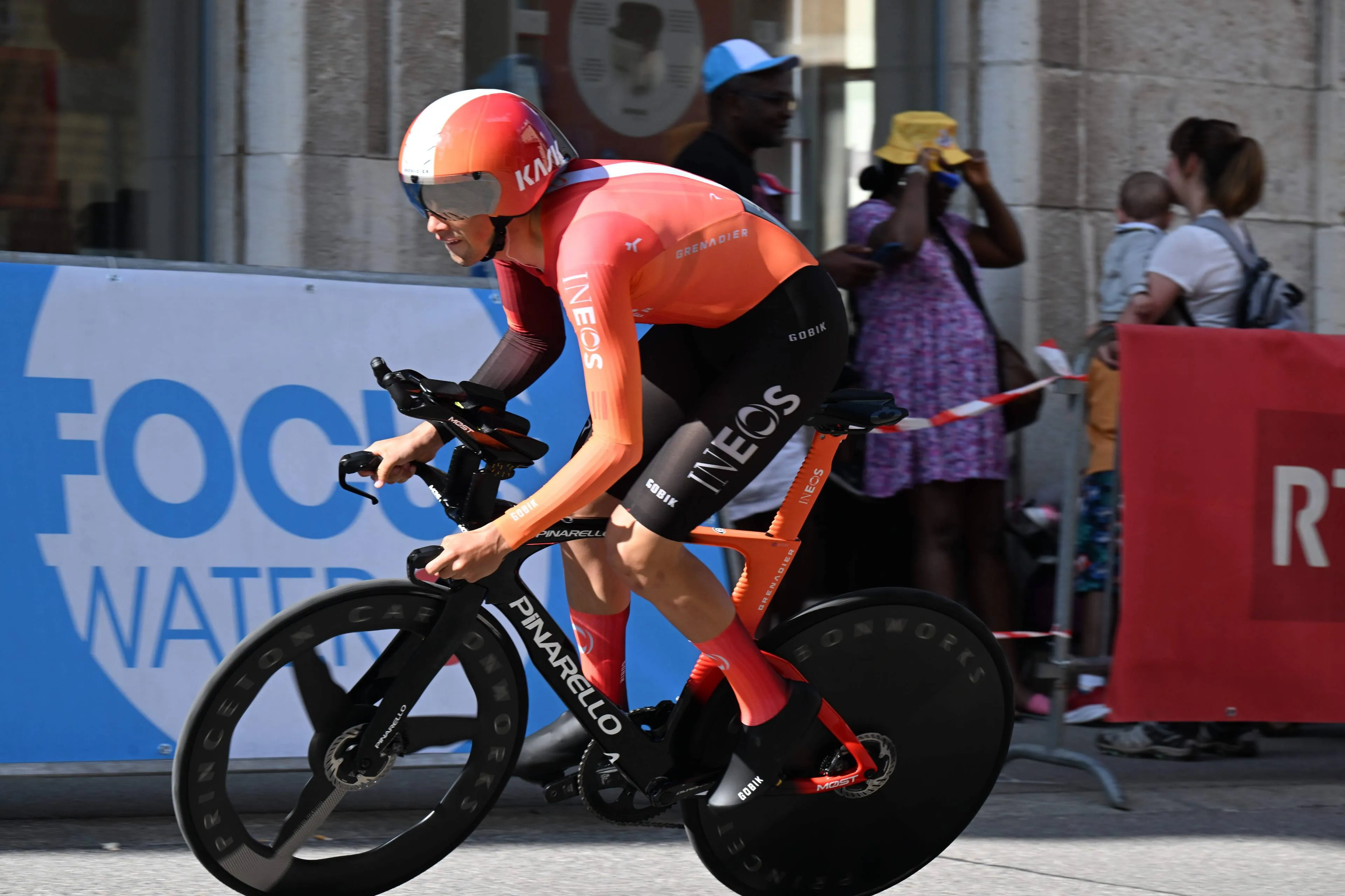 Surprise victory for INEOS! Samuel Watson takes incredibly tight victory at Tour de Romandie prologue