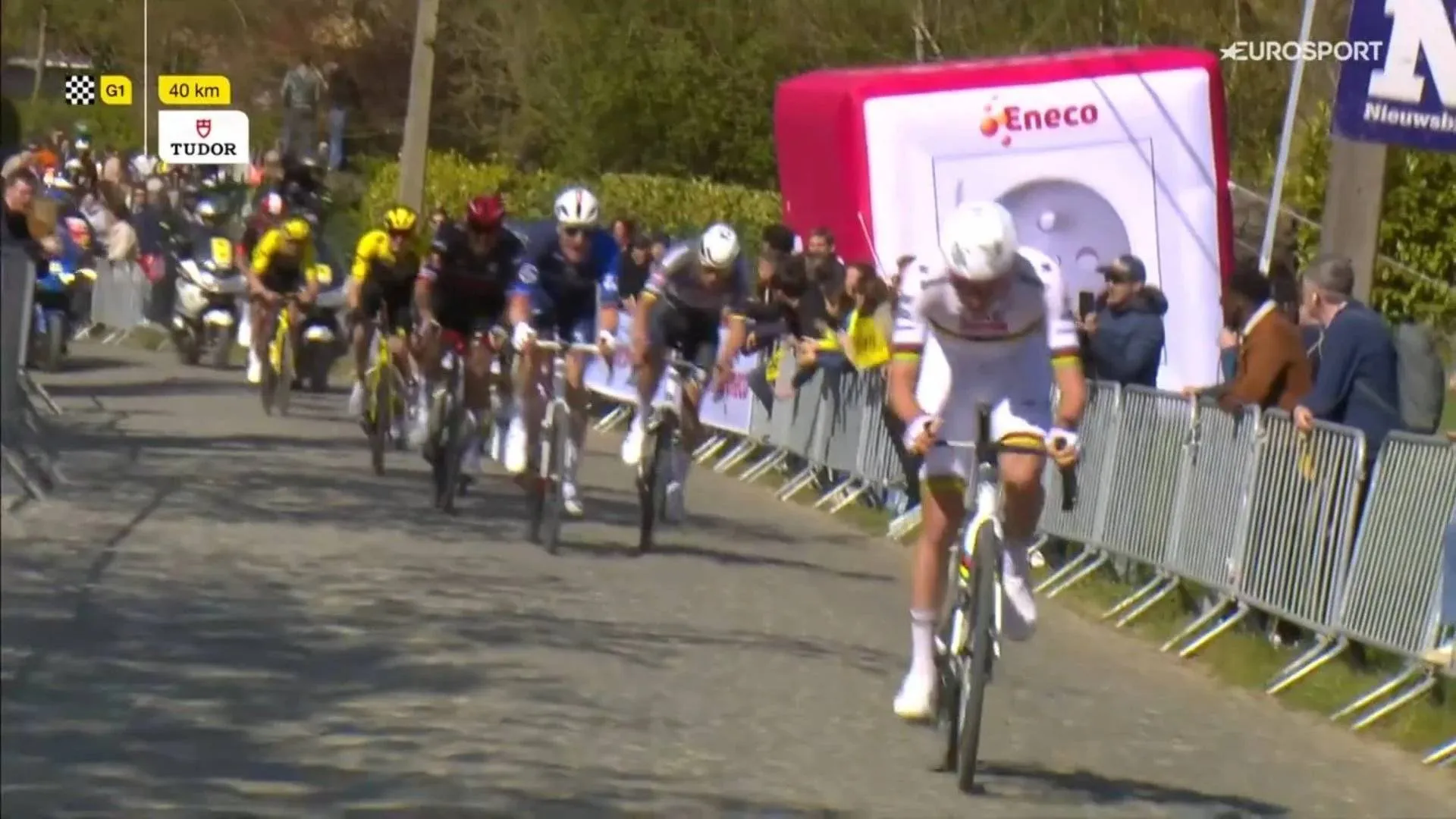 EM DIRETO Volta à Flandres 2025 - 18km para a meta - Pogacar ataca e ninguém o consegue seguir no Oude Kvaremont