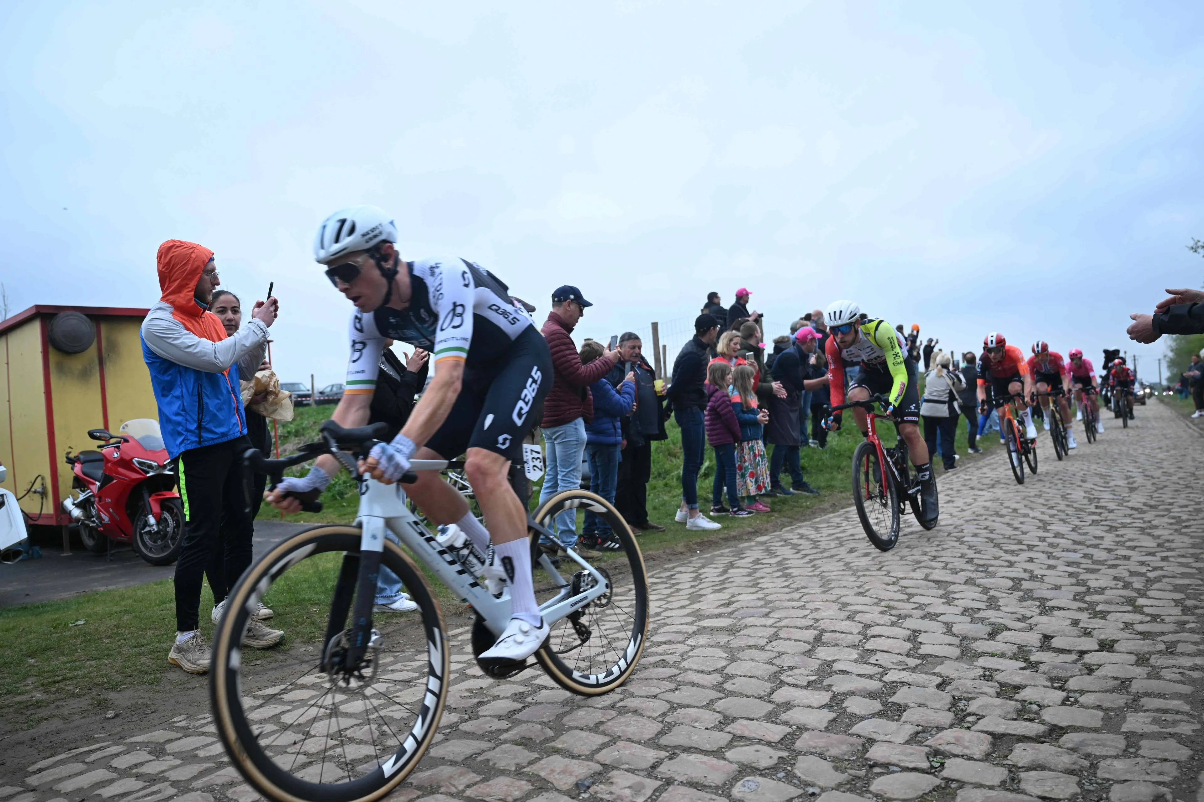 Ciclista que esteve na fuga do Paris-Roubaix conta em 1ª mão como foi a sua experiência: “Roubaix é uma pista de obstáculos sádica – e eu adoro isso”