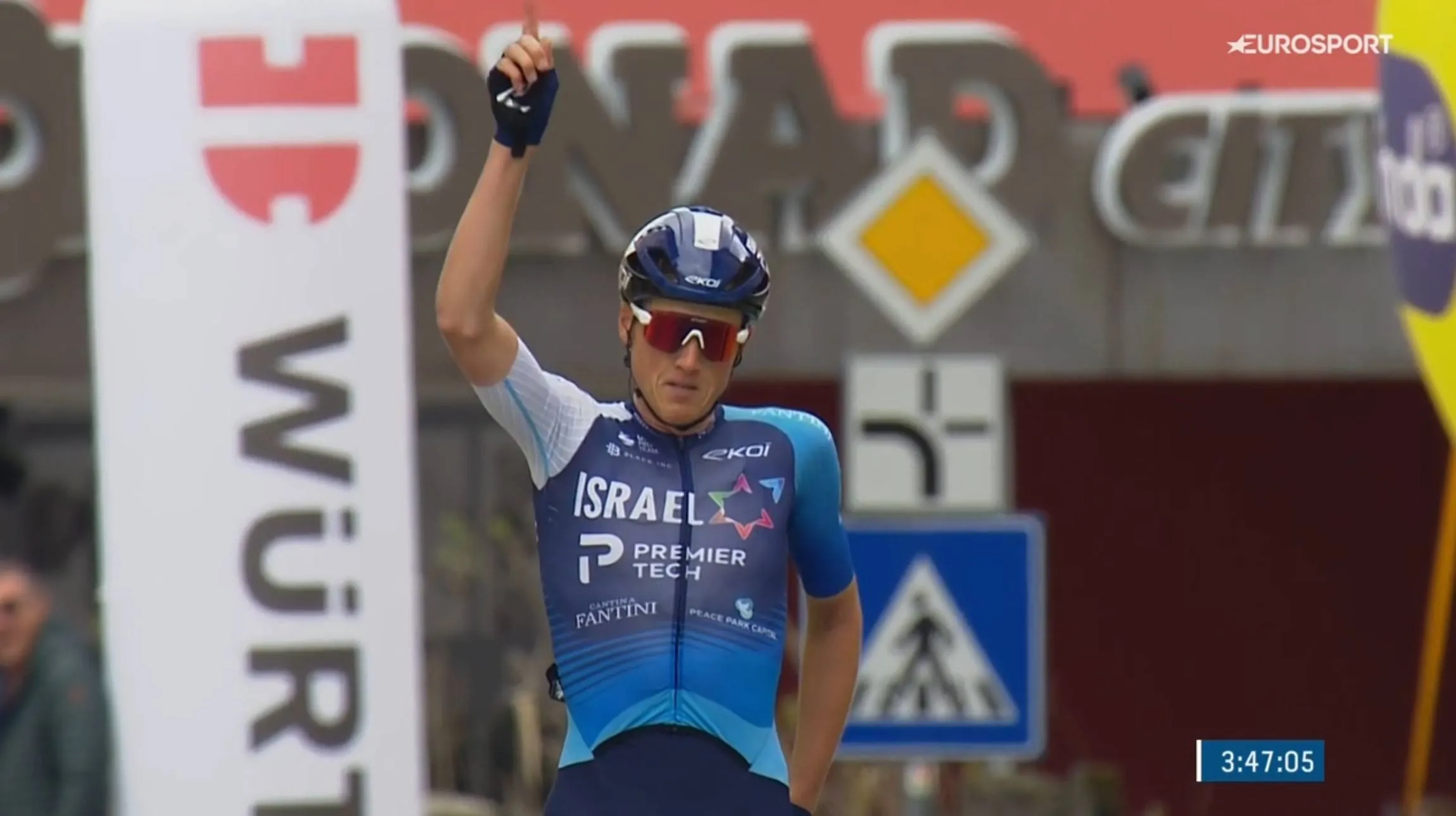 Marco Frigo conquista primeira vitória profissional com ataque de longe na Volta aos Alpes!