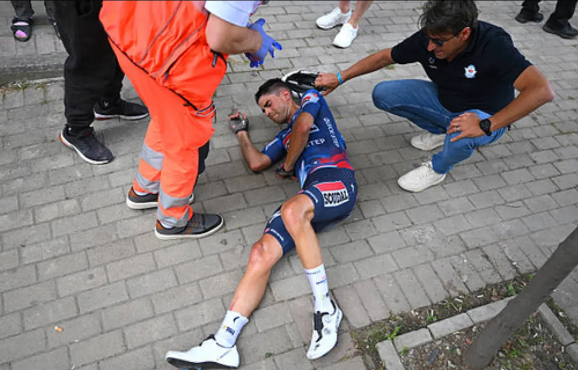 mikel landa caida giro etapa 1 2025