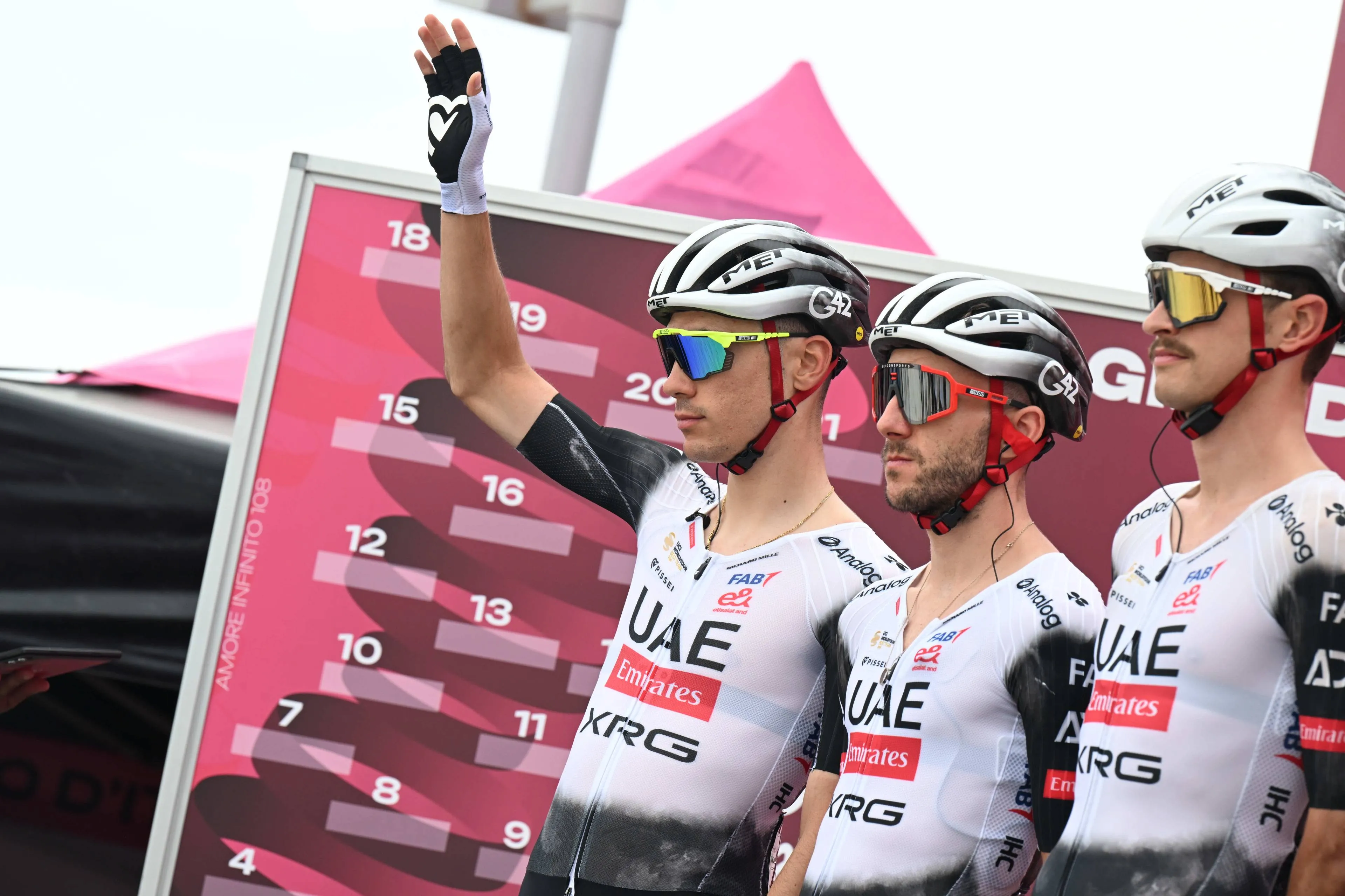 uae giro yates ayuso 1214859725