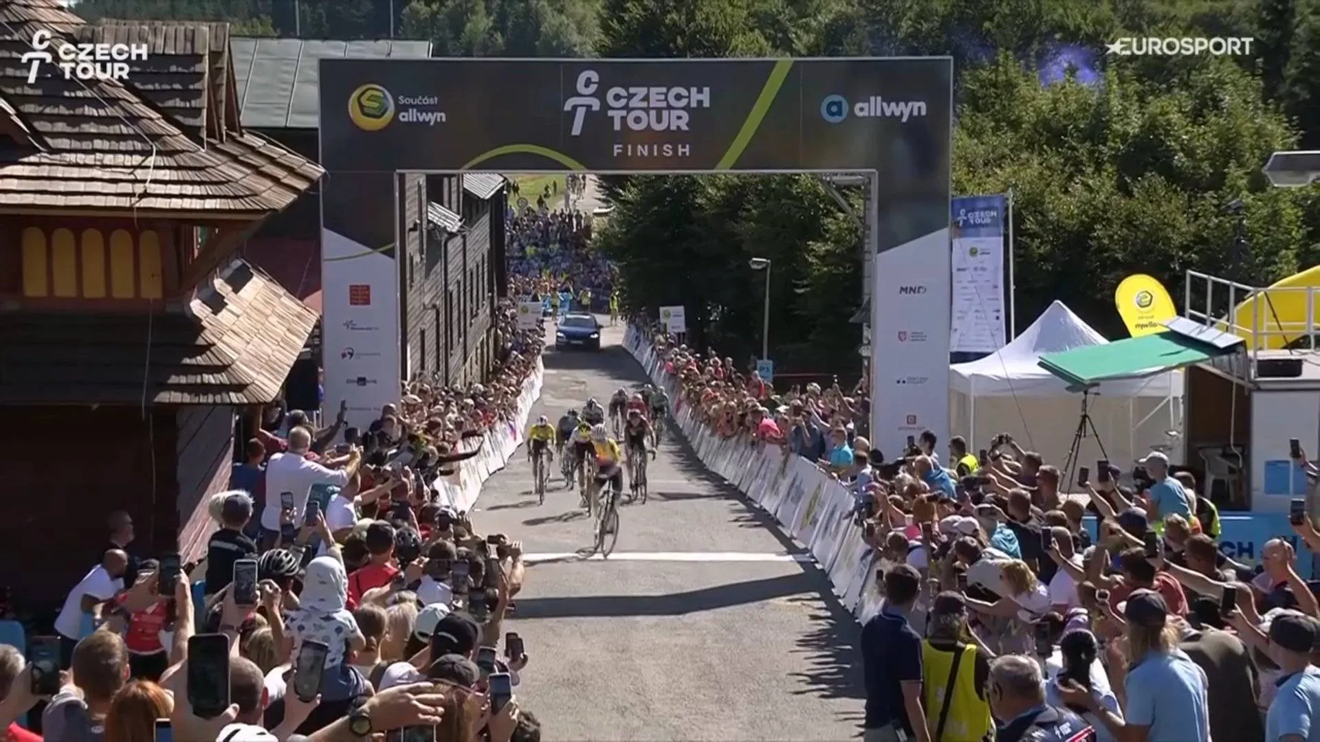 Cian Uijtdebroeks parte o motor nos últimos metros e perde a etapa final para Jannis Peter. William Lecerf conquista a Volta à República Checa!