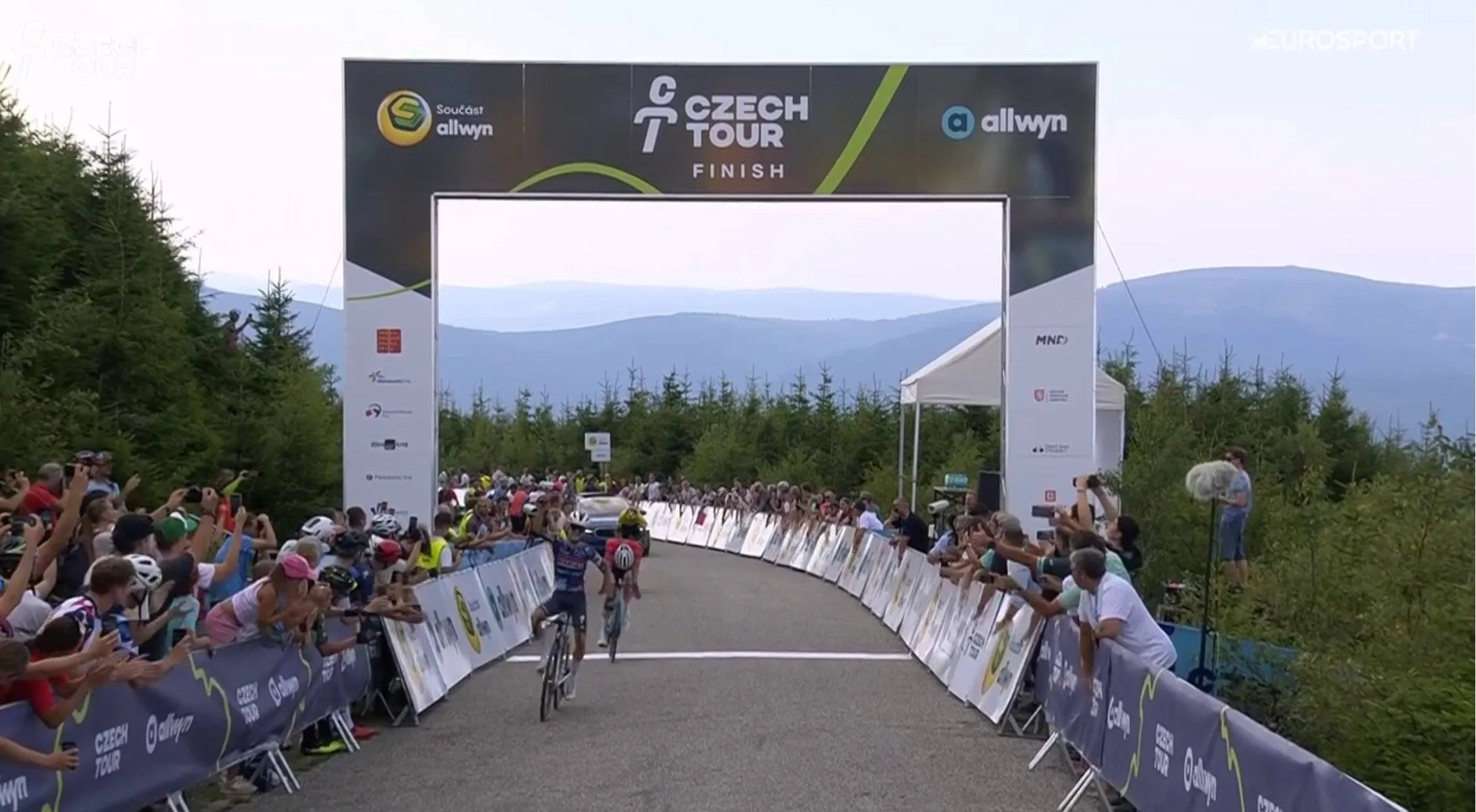 William Junior Lecerf mete ao bolso Cian Uijtdebroeks e vence a segunda etapa da Volta à República Checa 2025