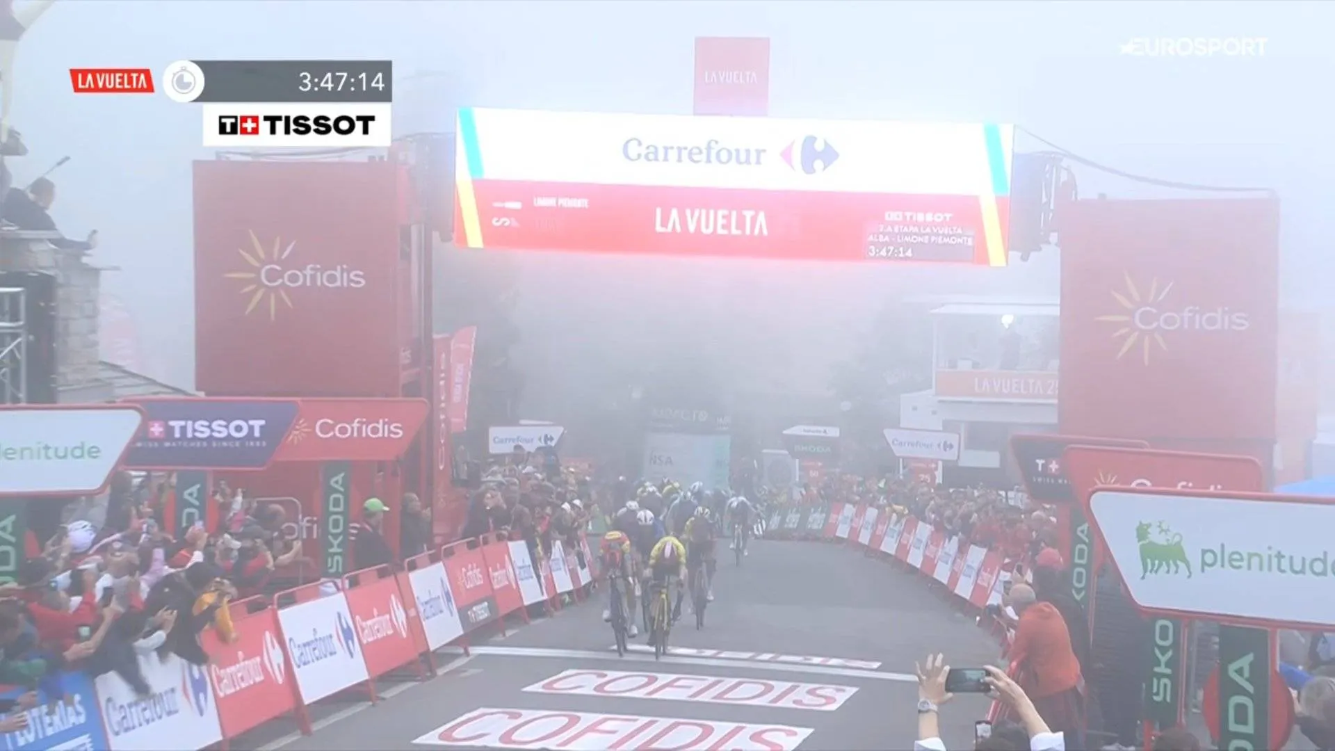 Victory for Jonas Vingegaard! Dane survives mass crash and wins uphill sprint against Giulio Ciccone