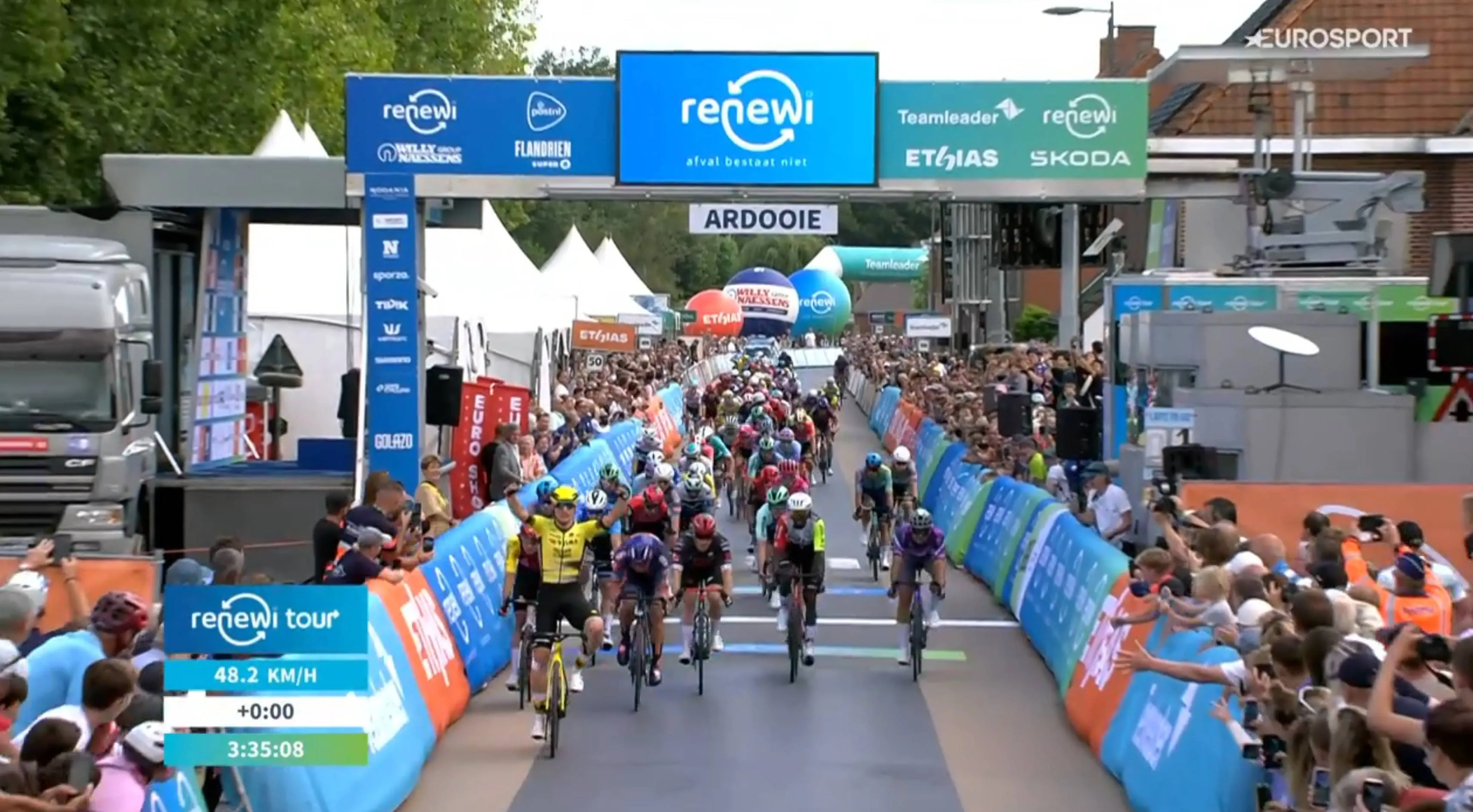Olav Kooij survives echelon chaos to take stage 2 win at Renewi Tour 2025