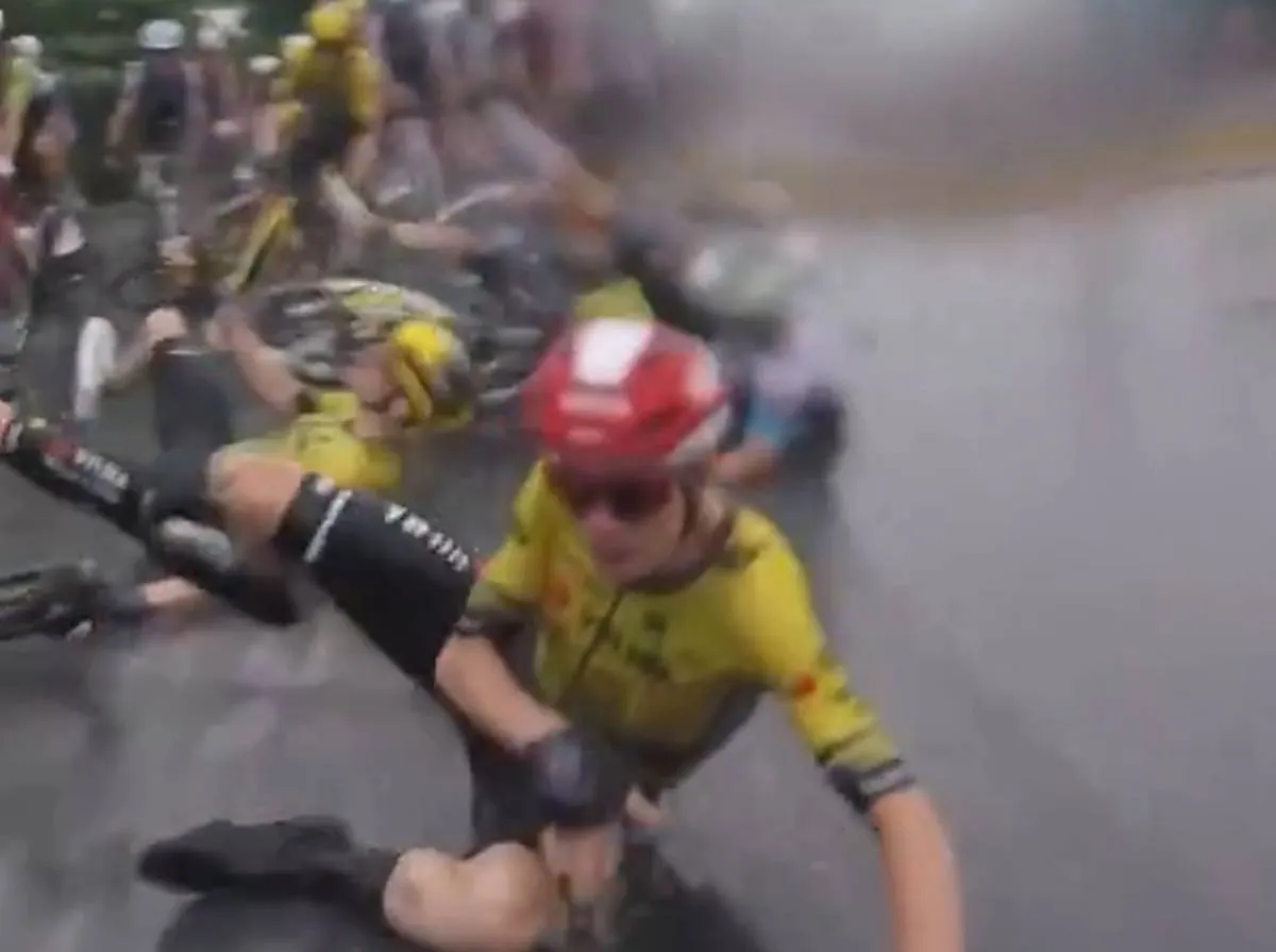 VIDEO | On-bike footage shows Jonas Vingegaard crashing - "I felt my knee a bit"
