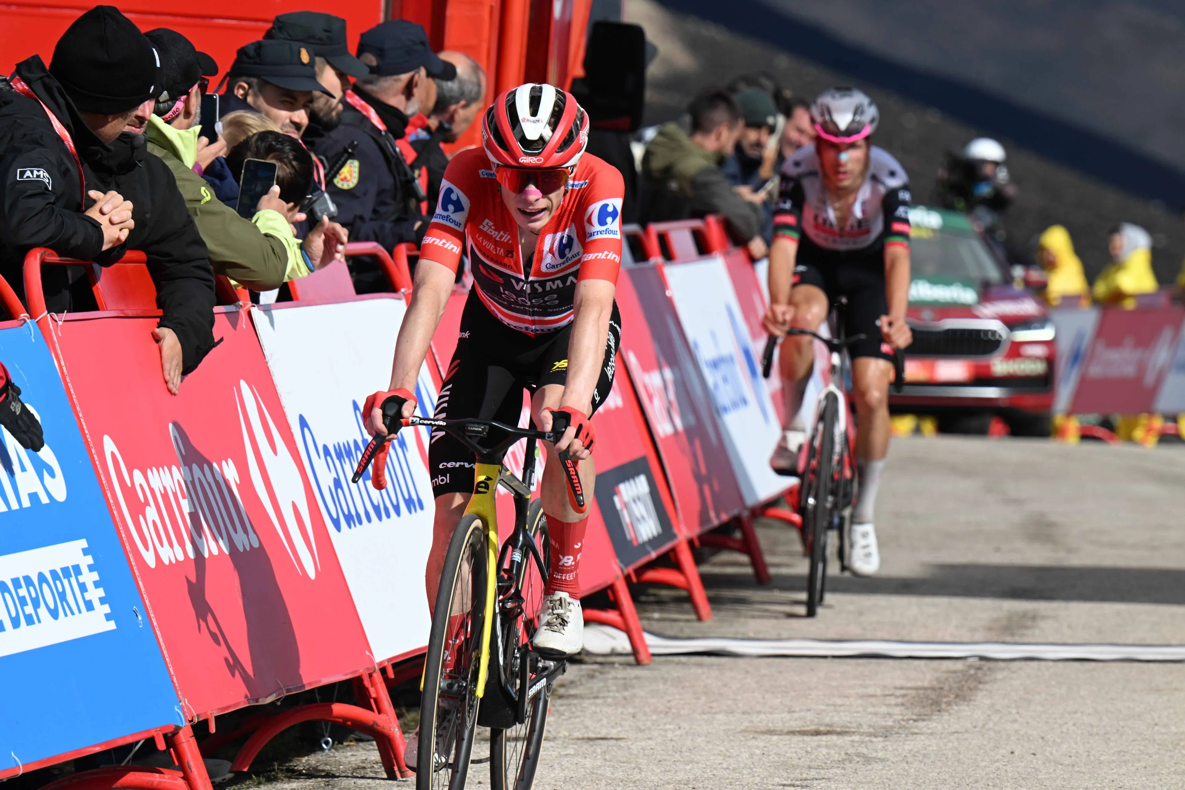 “They're simply done” – Vingegaard and Almeida on the ropes according to Zonneveld