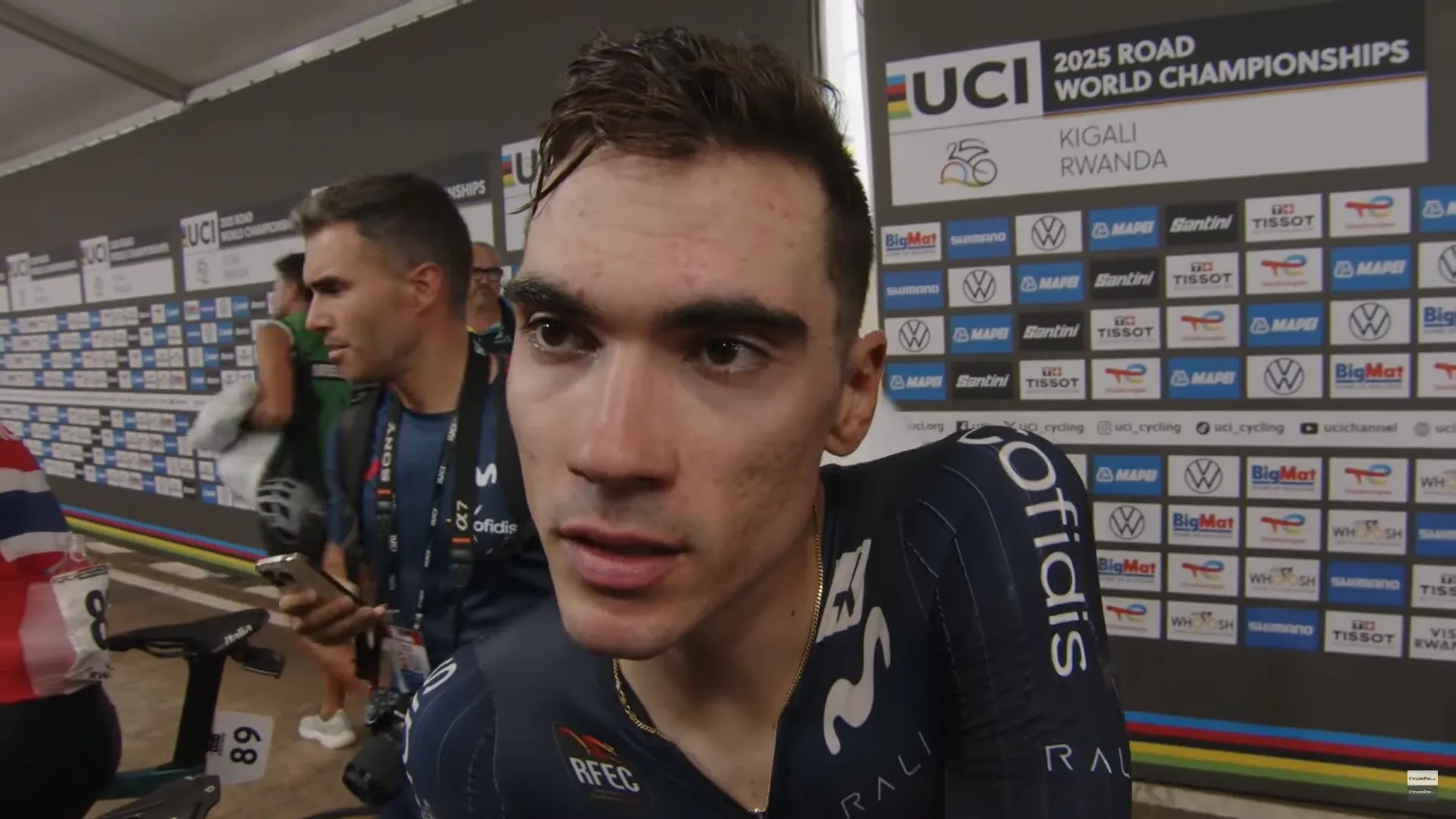 “Consegui acompanhar o Tadej por algum tempo...” - Juan Ayuso cede após ataque de Pogacar e falha medalha na prova de estrada dos Mundiais de Kigali