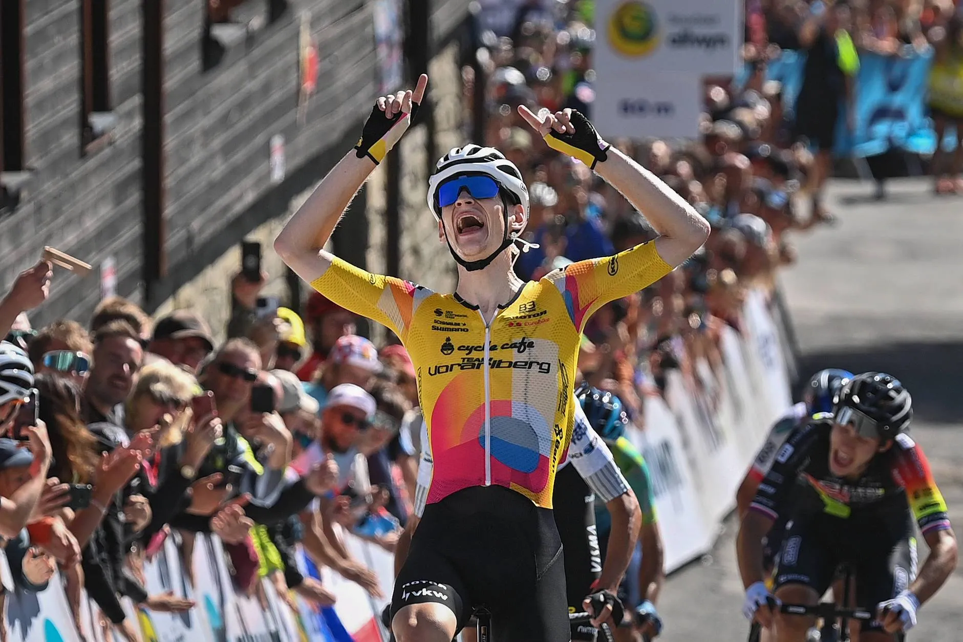 Trepador alemão de 24 anos que bateu Uijtdebroeks e Lecerf assina pela Unibet Tietema Rockets para 2026