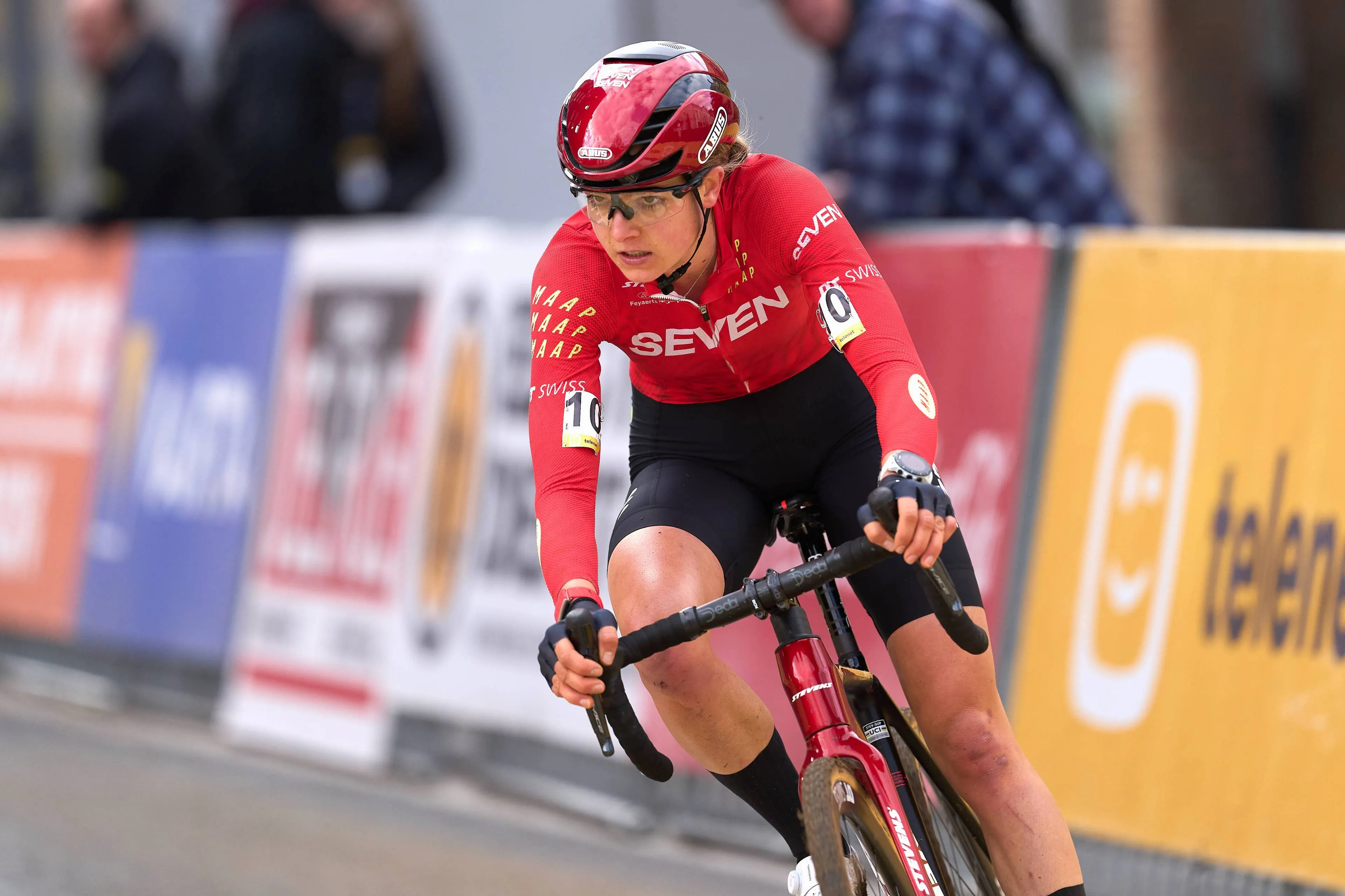 “Não acredito que fiz quase toda a corrida de ciclocrosse sozinha…” - Aniek van Alpen incrédula com o próprio domínio na Taça do Mundo de Flamanville