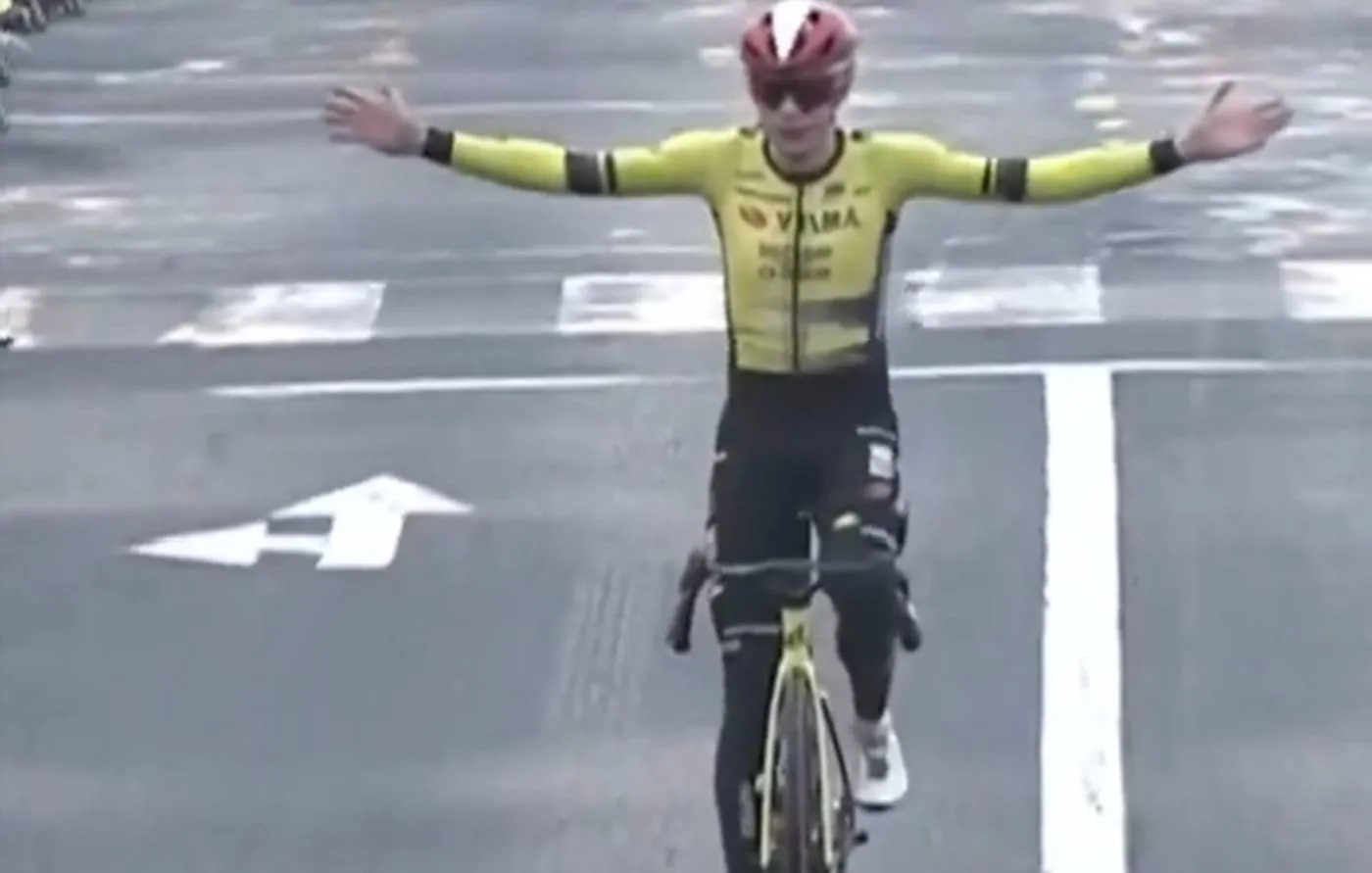 Vídeo: Jonas Vingegaard recupera de queda inicial e vence a solo o Saitama Criterium