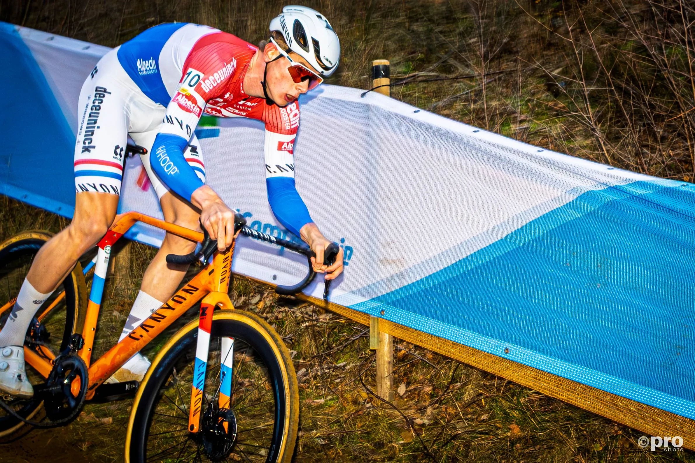 Tibor del Grosso racing cyclocross in the 2025-2026 season