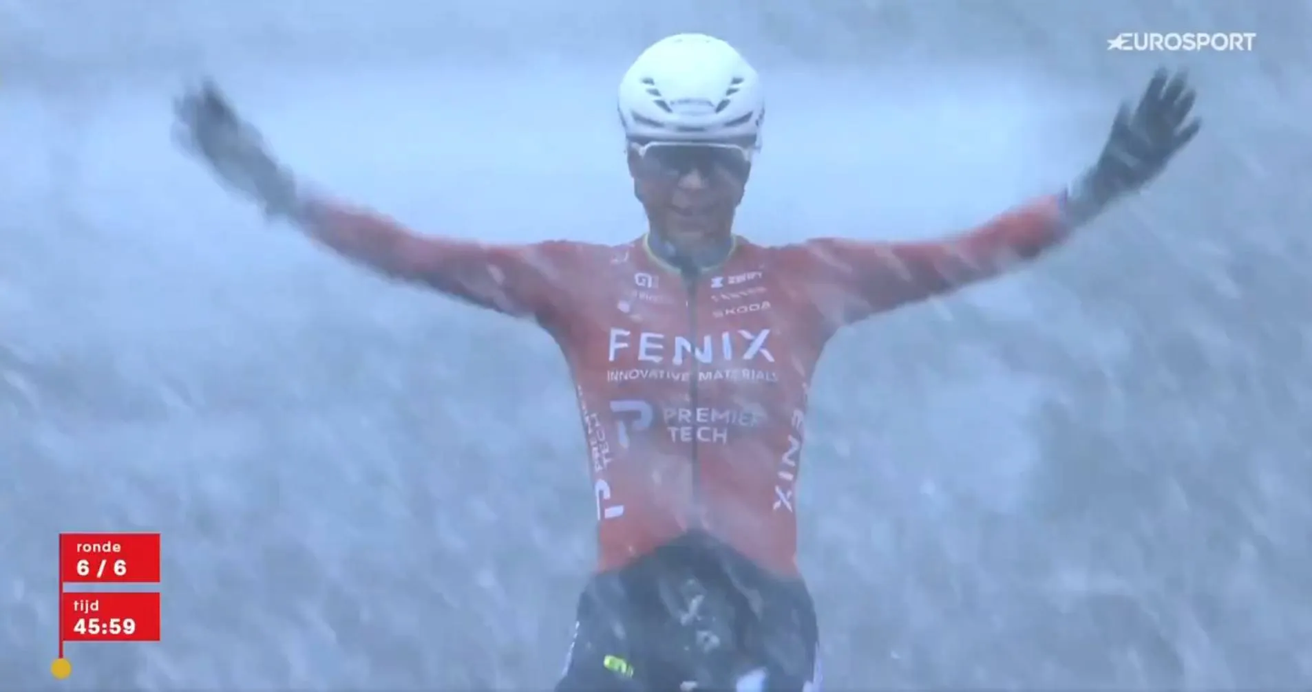 Ceylin del Carmen Alvarado celebrates in the Snow after winning Exact Cross Mol 2025