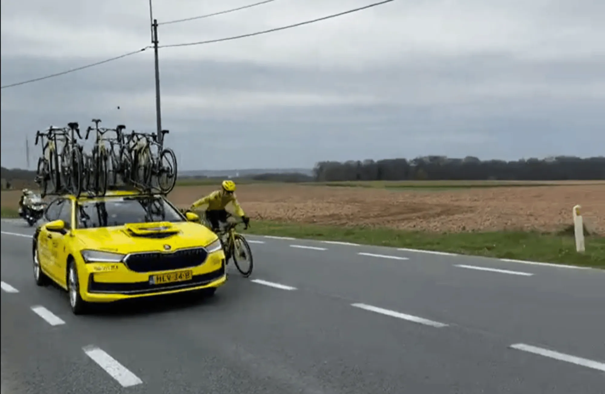 Ciclista da Visma Axel Zingle desclassificado da E3 Saxo Classic após reboque do carro escandalosamente óbvio