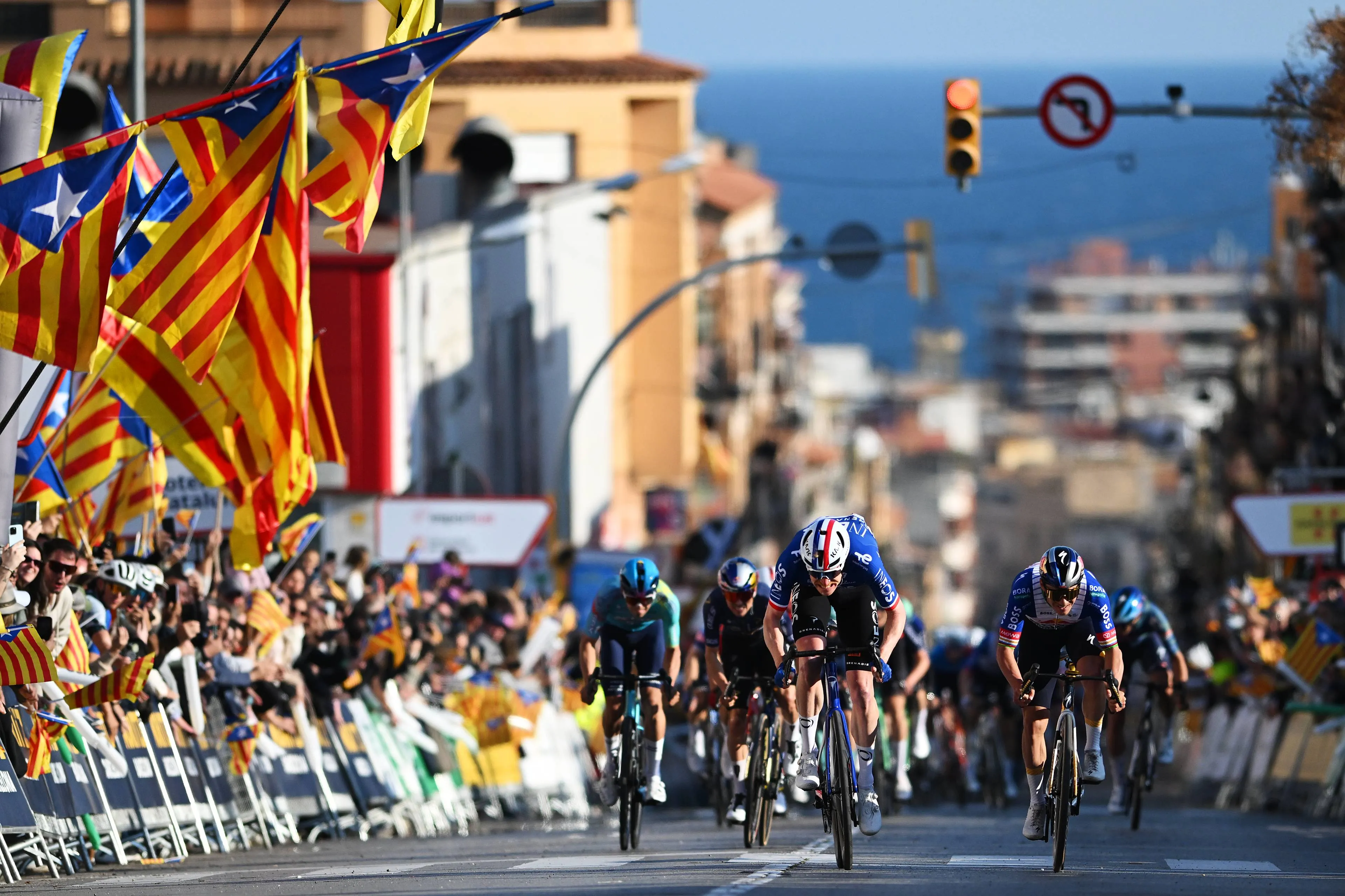 Dorian Godon bate Remco Evenepoel e Tom Pidcock no sprint da 1ª etapa da Volta à Catalunha 2026