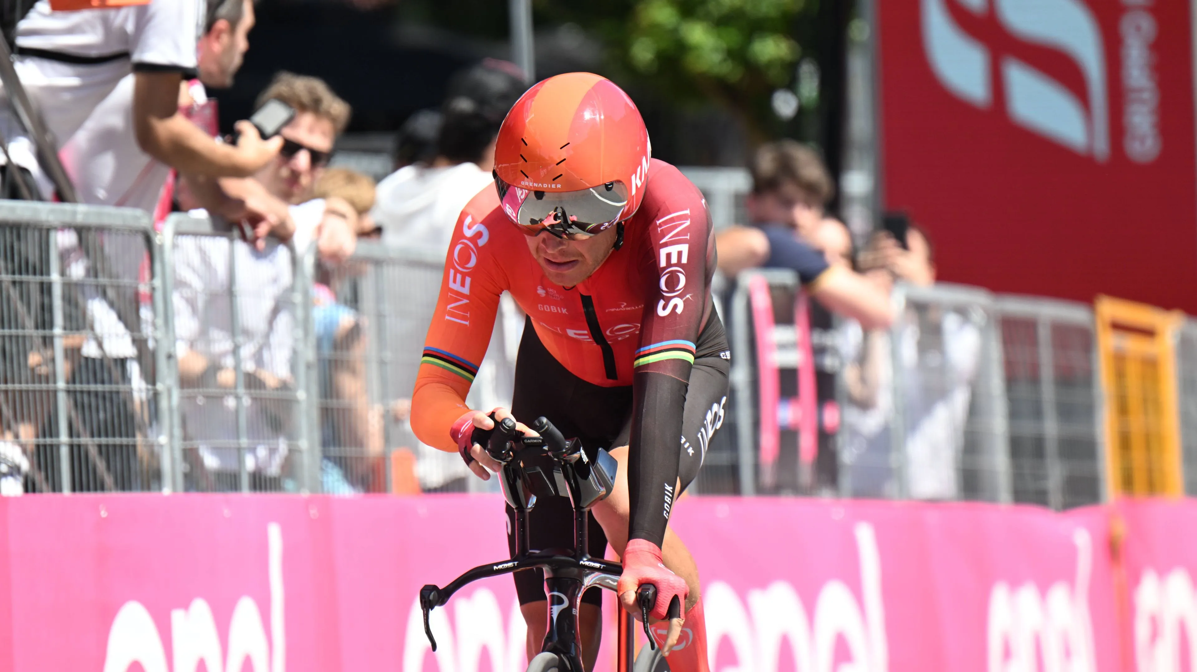 “Várias costelas partidas, clavícula partida, pulmão perfurado e vértebra fraturada” - Ciclista da INEOS regressa aos treinos, depois de entrar em 2026 com o pé esquerdo