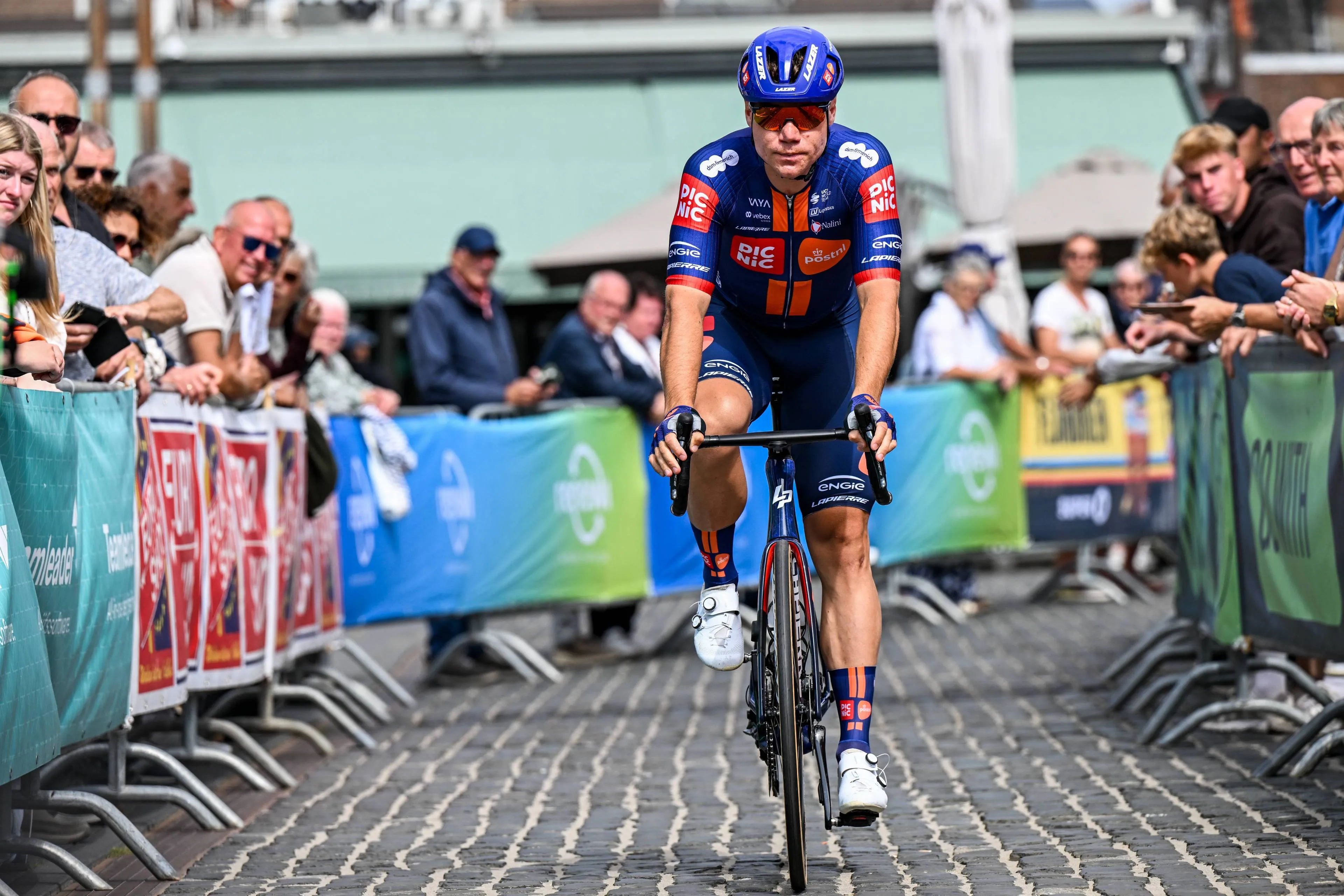 Sérias preocupações com Fabio Jakobsen: vencedor de 6 etapas em Grandes Voltas termina a mais de 30 minutos e chega fora de controlo na Boucles de la Mayenne