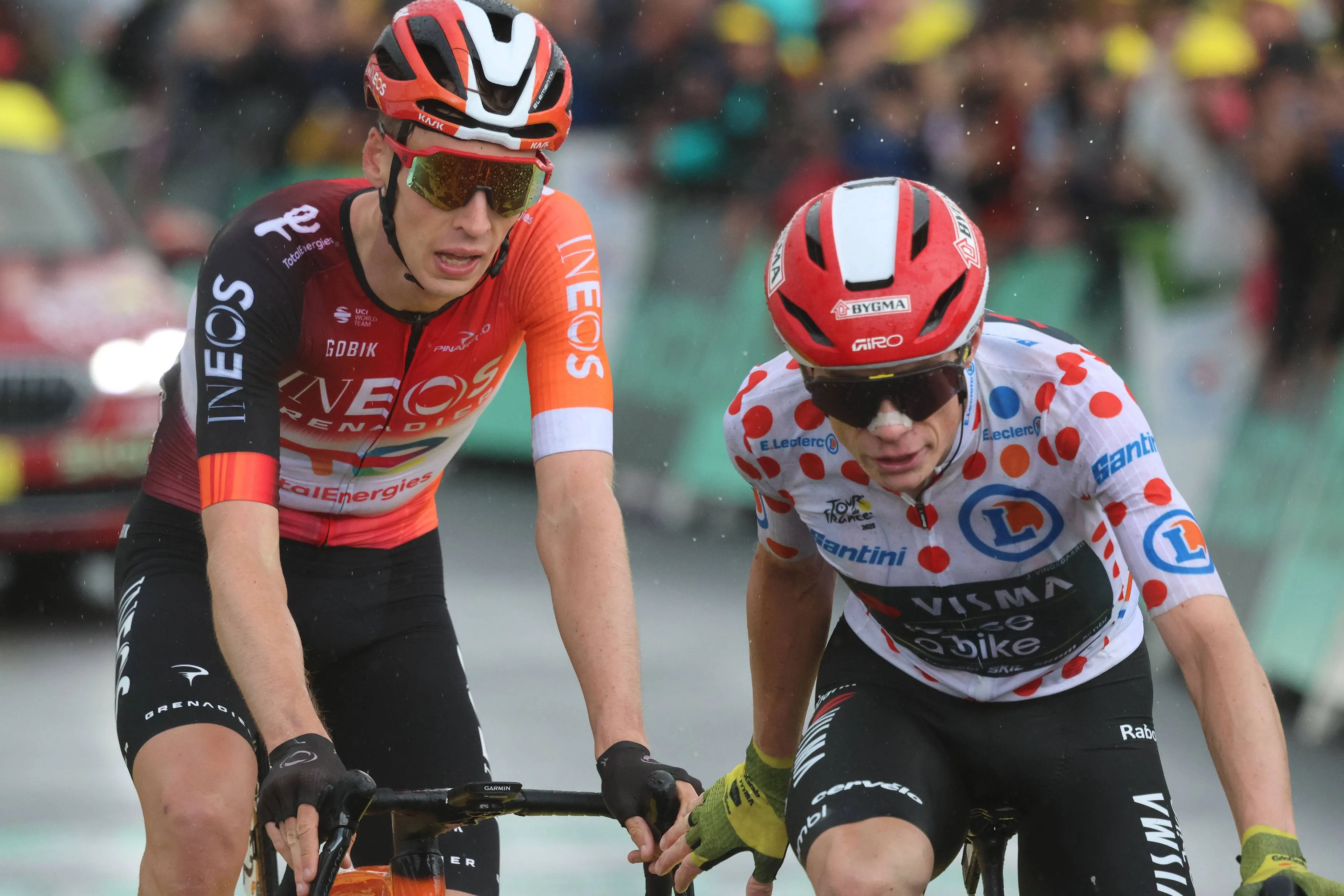 Thymen Arensman and Jonas Vingegaard at the 2025 Tour de France