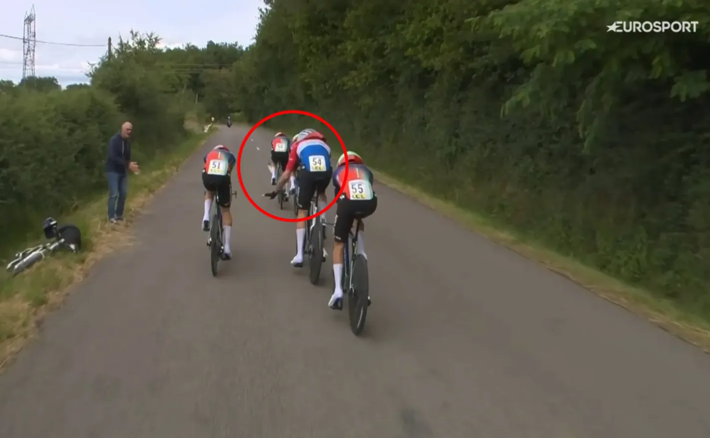 Daan Hoole gestures to paul Seixas during the team time trial