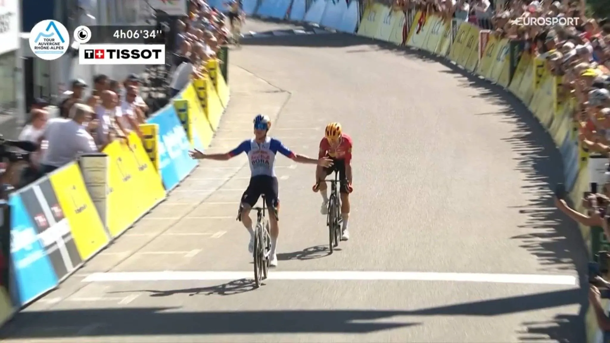 Maxim Van Gils wins