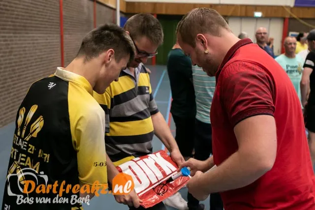 2019 7 21 Als de Bliksem benefiettoernooi voor Marcel Blik Dirk van Duijvenbode handtekening op een Dirk tas 57717
