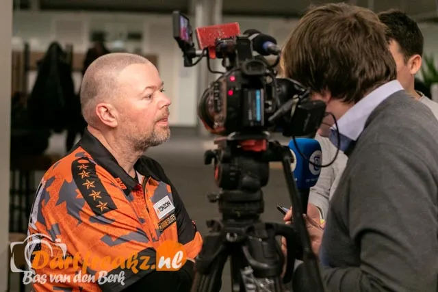 Raymond van Barneveld heeft een streep gezet door samenwerking op weg naar het WK