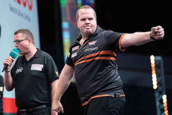 Van Gerwen verslaat Clemens, geblesseerde Van Duijvenbode wint op bijzondere wijze in Leeuwarden