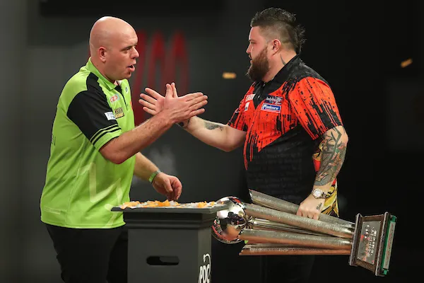 Michael Smith gooit mooiste leg ooit tegen Mighty Mike: Wat een moment!