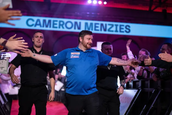 Cameron Menzies en Fallon Sherrock gooien exact hetzelfde op het PDC WK 2024