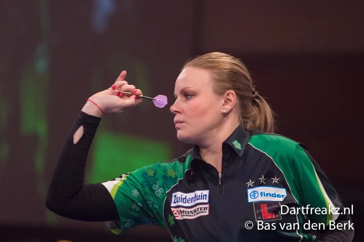 Anastasia Dobromyslova 10 12 2016 Bas van den Berk Finder Darts Masters 2016 0 15294