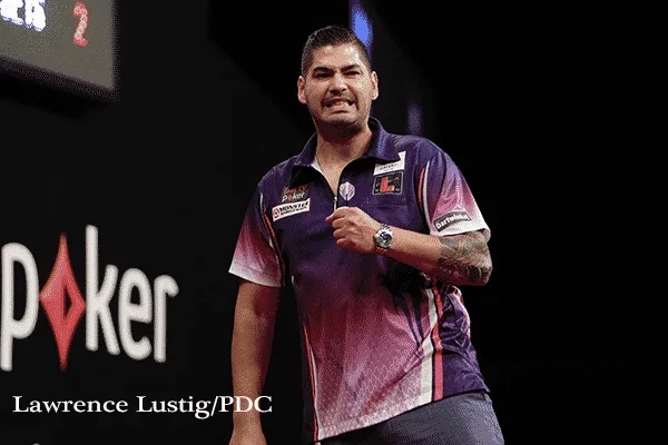 Jelle Klaasen op weg Chris Landman te ontmoeten in de halve finale van de Lakeside 2023