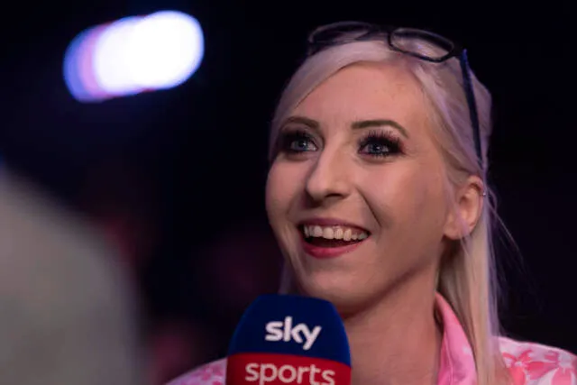 Fallon Sherrock ontvangt als eerste dame een 9-dart pin voor haar perfecte leg