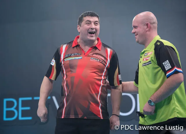 Mensur Suljovic gaat voor één van meest opmerkelijke 9-darter routes ooit