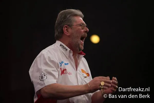 Martin Adams ontsnapt tegen Deta Hedman, Phil Taylor gaat wel onderuit