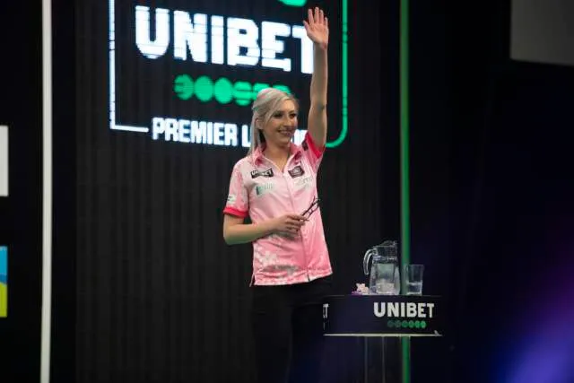 Video: Fallon Sherrock schrijft wederom geschiedenis, eerste vrouw die 9-darter gooit op TV