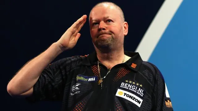 Van Barneveld maakte historie met 9-darter in Premier League