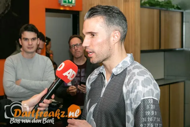Robin van Persie: "Van Barneveld is een dartslegende, een icoon"