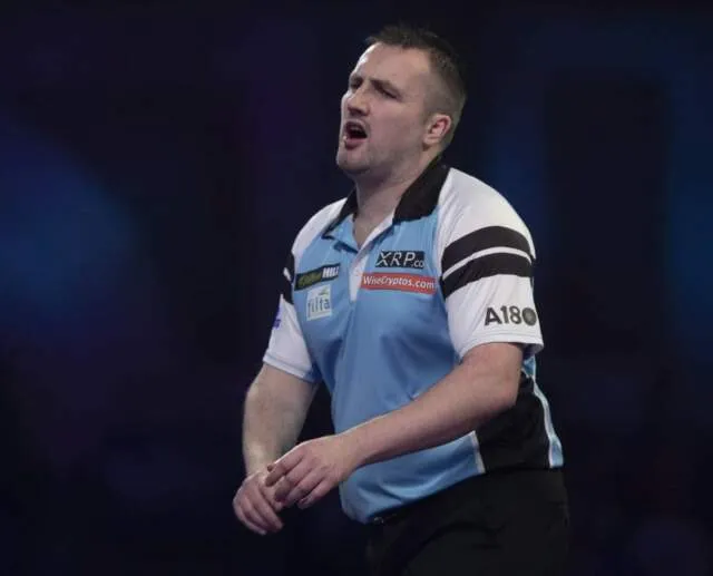 Matthew Edgar reist af naar Super Series 6 maar vergeet dartpijlen