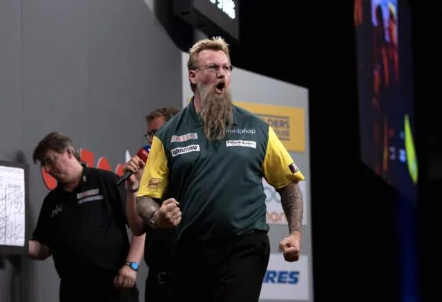 Simon Whitlock verslaat Michael van Gerwen voor 5e keer op rij
